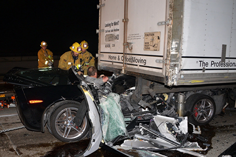 Illustration for article titled This Corvette Crash Should Have Severed This Driver’s Head